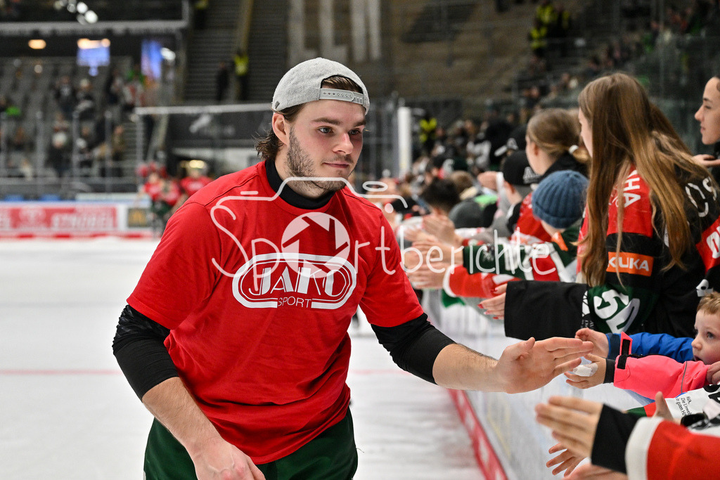 Augsburger Panther - Löwen Frankfurt  | Das Team der Augsburger Panther feiert zusammen mit den Fans dem Heimspieg gegen Frankfurt / DEL: Augsburger Panther - Loewen Frankfurt, Curt Frenzel Stadion am 12.01.2025 / D. J. BUSDEKER (Augsburger Panther #14)