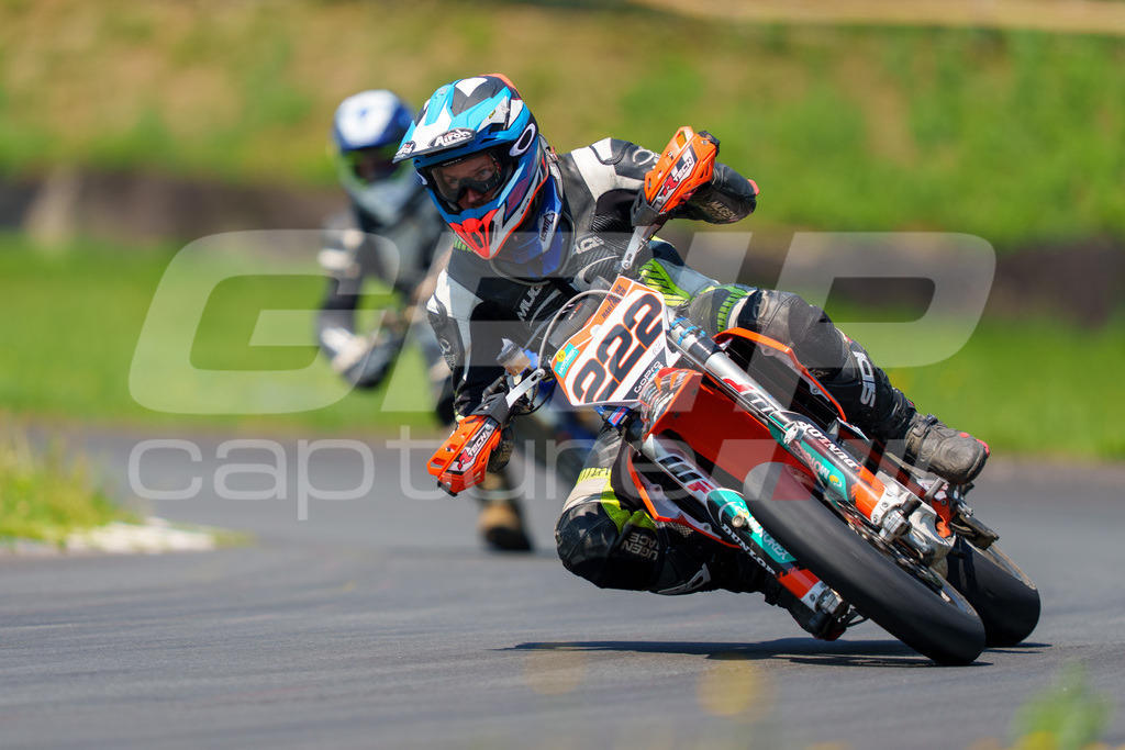 G-Cup + Supermoto Staatsmeisterschaft + Hungarian Supermoto Championship | GRIPcapture steht für authentische Sportfotografie in Österreich – für Momente, die mehr sind als Geschwindigkeit oder Ergebnis. Es geht um Emotion, Spannung, Fokus und den Augenblick, der oft nur einen Wimpernschlag dauert.Ob Motorsport, Teamsport oder 