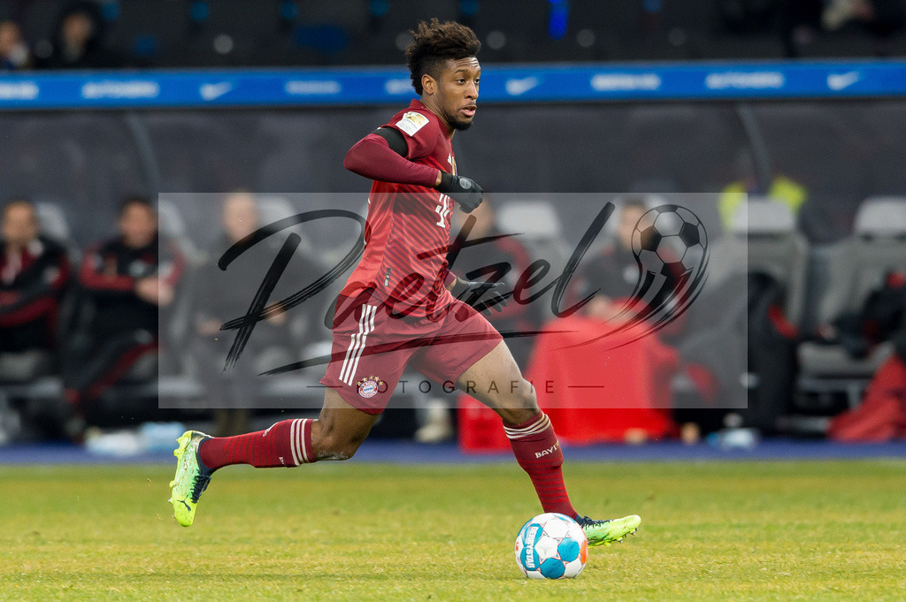 BSCFCB20220123_322 | Fussball, Herren: Kingsley Coman (FC Bayern Muenchen) in Aktion, am Ball, Einzelaktion bei dem Spiel der 1. Bundesliga zwischen Hertha BSC und FC Bayern Muenchen im Olypiastadion am 23.01.2022 in Berlin, Deutschland.DFB / DFL REGULATIONS PROHIBIT ANY USE OF PHOTOGRAPHS AS IMAGE SEQUENCES AND/OR QUASI-VIDEO. - Realisiert mit Pictrs.com