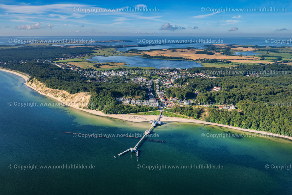 Sellin_ELS_7255100822 | SELLIN 10.08.2022 Strand- Landschaft an der Seebrücke der Ostsee in Sellin im Bundesland Mecklenburg-Vorpommern. Weiterführende Informationen bei: Seebrücke Sellin. // Beach landscape on the pier of Baltic Sea in Sellin in the state Mecklenburg - Western Pomerania. Further information at: Seebruecke Sellin. Foto: Martin Elsen