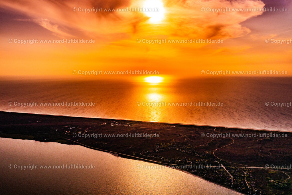 Sylt_List_Akademie_Am_Meer_Klappholtal_Sonnenuntergang_ELS_1209130825 | LIST 13.08.2025 Schulgebäude " Akademie am Meer " in List auf der Insel Sylt im Bundesland Schleswig-Holstein, Deutschland. Weiterführende Informationen bei: Akademie am Meer. // School building of the " Akademie on Meer " in List at the island Sylt in the state Schleswig-Holstein, Germany. Further information at: Akademie am Meer. Foto: Martin Elsen