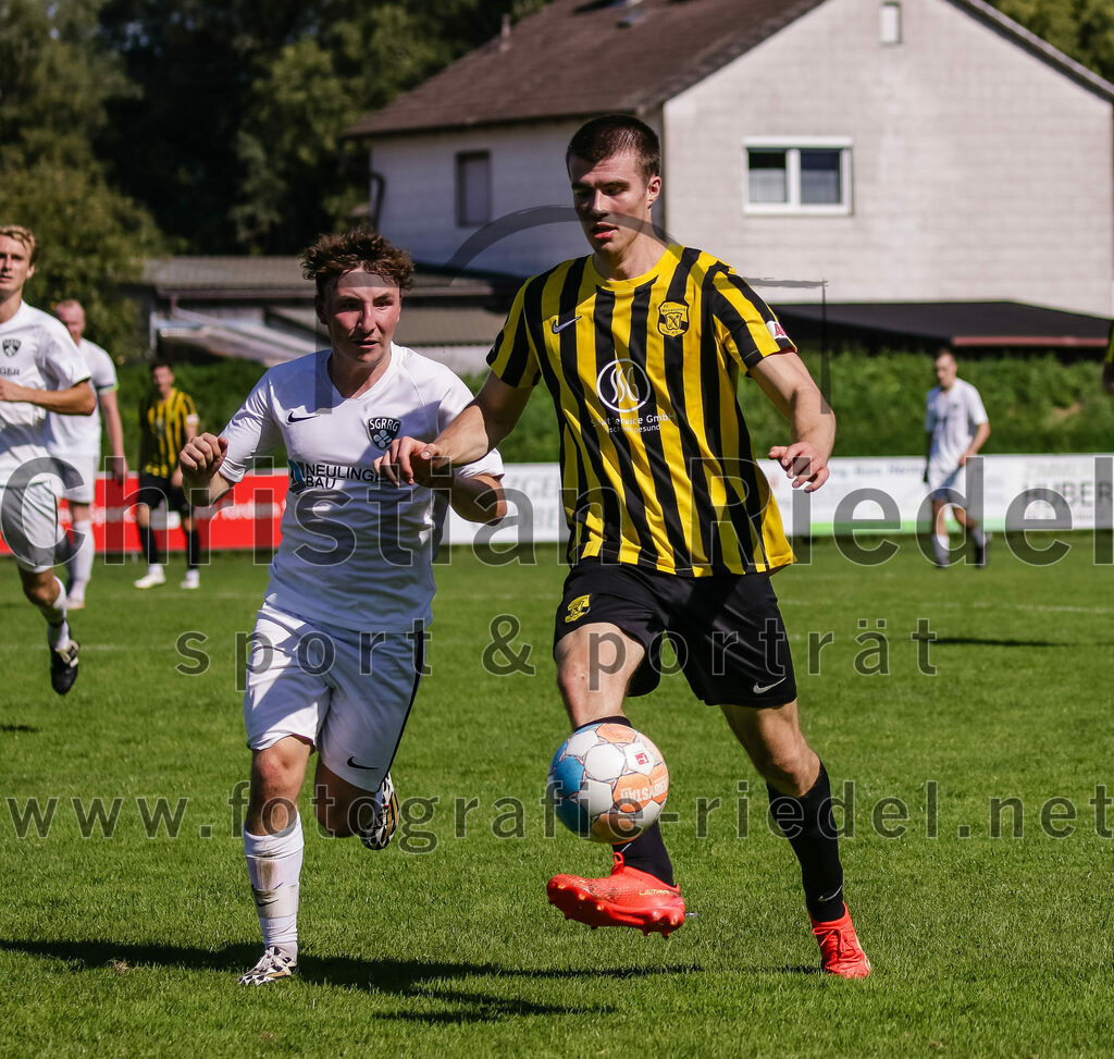 2023-08-19_117_FC_Moosinning_gegen_SV_Reichertsheim | Moosinning, Deutschland, 19.08.2023:
Fußball, Bezirksliga Oberbayern Ost 2023 / 2024, 5. Spieltag, FC Moosinning gegen SV Reichertsheim, Endergebnis: 0:4

Tobias Michel (SV Reichertsheim, #16), Fabian Ulitzka (FC Moosinning, #23)

Foto: Christian Riedel / fotografie-riedel.net