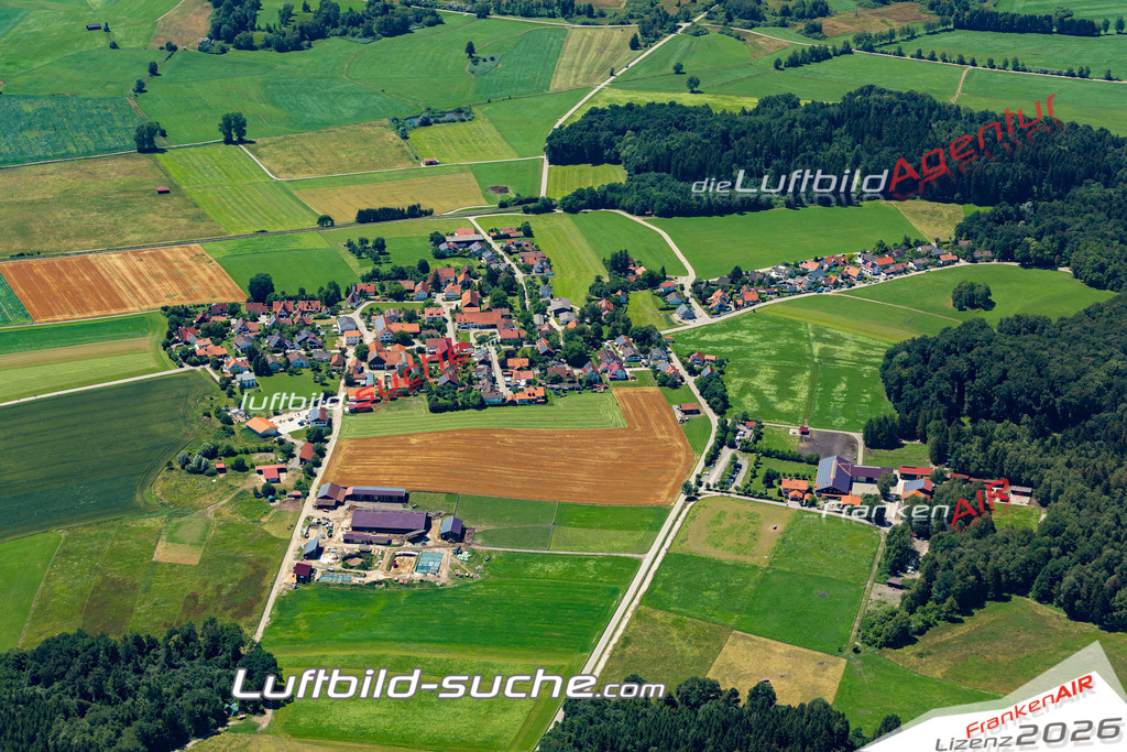 Aktuelles Luftbild von Pflaumdorf Eresing - Die Luftaufnahme wurde 2022 mittels UL-Flugzeug erstellt ( keine Drohne ) - hochauflösende Kamera-Systeme von  Canon -Beste Qualität - Für grossformatige Ausdrucke geeignet. Die Geschenkidee !