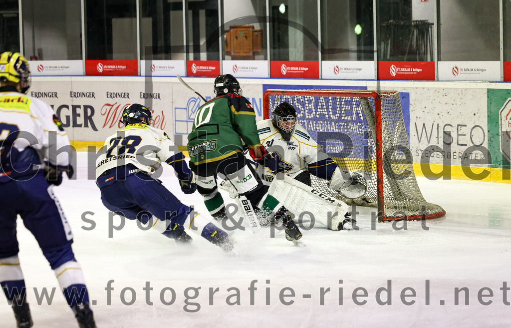 2022-11-26_105_TSV_Erding_gegen_ESC_Geretsried | Erding, Deutschland, 26.11.2022:
Eishockey, Bayernliga U20 2022 / 2023, xx. Spieltag, TSV Erding gegen ESC Geretsried, Endergebnis: 5:3

Martin Sanner (ESC Geretsried, #28), Ryan Finn Henke (Erding Gladiators, #10), Torwart Jan Philipp Marco (ESC Geretsried, #30)

Foto: Christian Riedel / fotografie-riedel.net