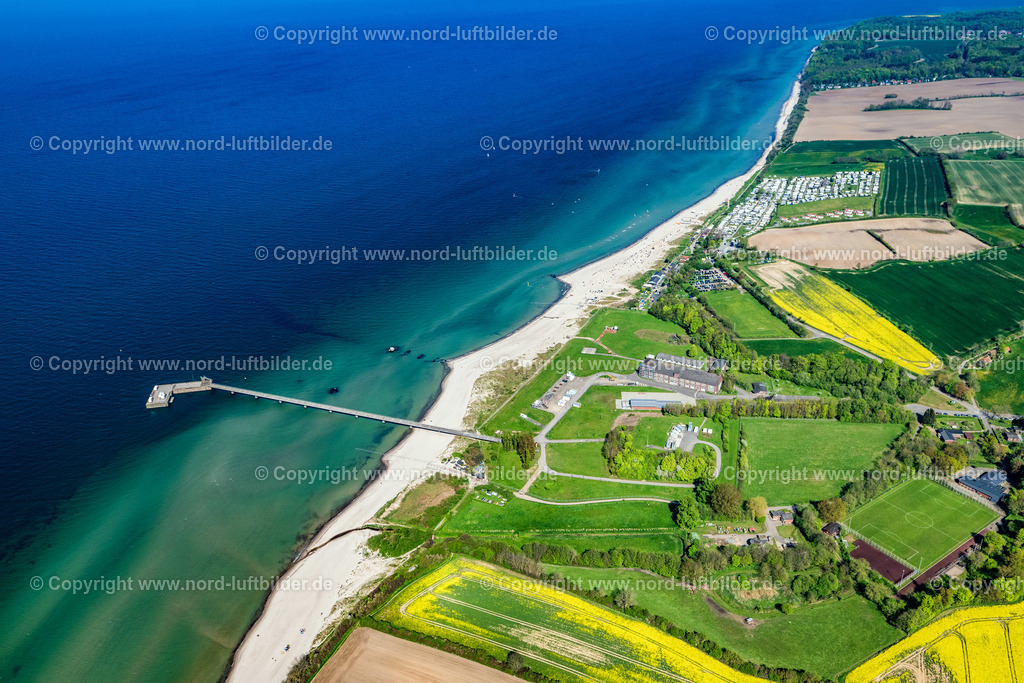 Surendorf_Strand_Seebrücke_ELS_6288010524 | SCHWEDENECK 01.05.2024 Laufflächen und Konstruktion der Seebrücke über der Wasseroberfläche an der Straße Voßberg in Schwedeneck im Bundesland Schleswig-Holstein, Deutschland. // Treads and construction of the pier over the water surface on the Vossberg street in Schwedeneck in the state Schleswig-Holstein, Germany. Foto: Martin Elsen
