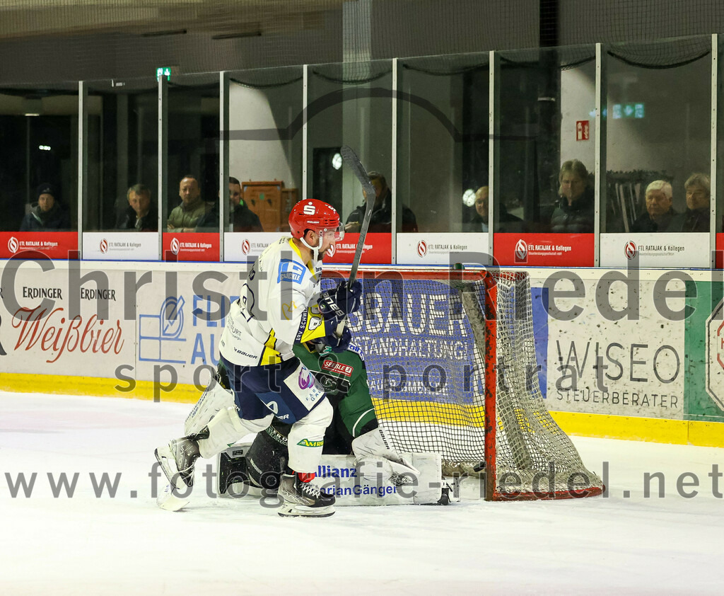 2023-01-06_094_TSV_Erding_gegen_ERV_Schweinfurt | Erding, Deutschland, 06.01.2023:
Eishockey, Bayernliga 2022 / 2023, 26. Spieltag, TSV Erding gegen ERV Schweinfurt, Endergebnis: 7:3

Dylan Hood (ERV Schweinfurt, #88), Torwart Christoph Schedlbauer (Erding Gladiators, #31)

Foto: Christian Riedel / fotografie-riedel.net