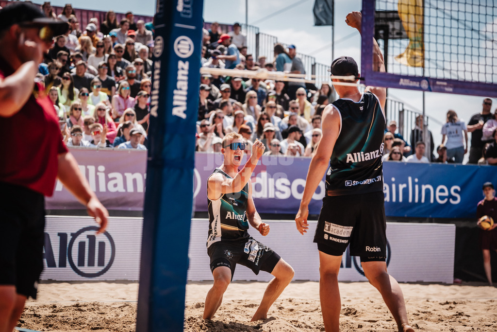 Beachvolleyball | Männer | Allianz German Beach Tour 2025 | Tourstop Düsseldorf | 17.05.2025 | v.l. Jonas Reinhardt und Robin Sowa jubeln