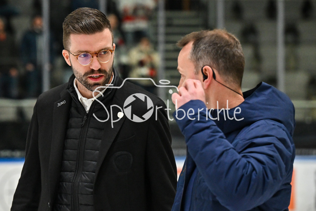 Augsburger Panther - Düsseldorfer EG | Panther Geschaeftsfuehrer Max HORBER im Gespraech mit Christoph ULLMANN / DEL: Augsburger Panther - Duesseldorfer EG, Curt Frenzel Stadion am 04.03.2025