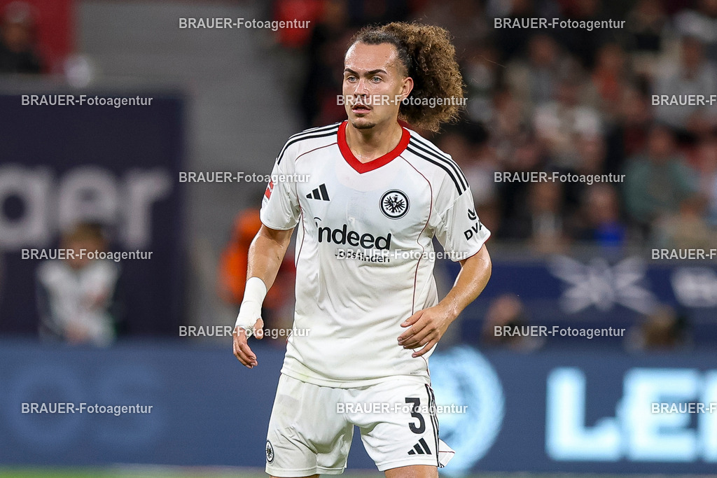 Bayer 04 Leverkusen vs Eintracht Frankfurt - Bundesliga  | Leverkusen, Deutschland, 12.09.25:   Arthur Theate (Eintracht Frankfurt) schaut waehrend des Spiels der Bundesliga zwischen  Bayer 04 Leverkusen vs Eintracht Frankfurt in der BayArena(Foto von Brauer-Fotoagentur / Adrian Schlueter)