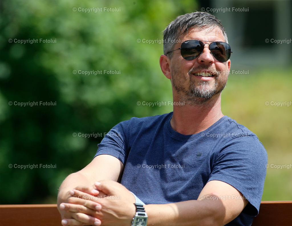 A_LUI_10062023_30 | SPORT,FUSSBALL, LL.OST ASKOE OEDT 1B-UFC PIENO ROHRBACH 10.06.2023 IM BILD:UNTER DEN ZUSEHERN TRAINER GERALD SCHEIBLEHNER (BLAU WEISS LINZ) FOTO:FOTOLUI