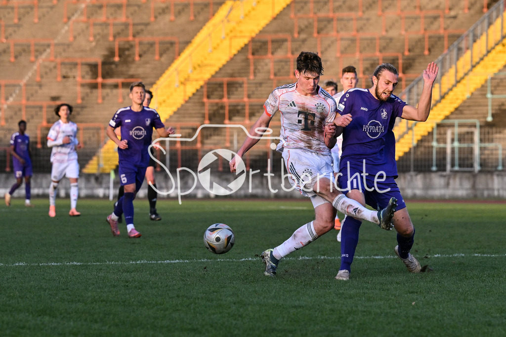 TSV Schwaben Augsburg - FC Bayern Amateure | AUGSBURG, GERMANY - 29. NOVEMBER: im Duell Richard Christian MEIER (FC Bayern München II 9) und Rasmus FACKLER-STAMM (TSV Schwaben Augsburg 11) beim Ligaspiel zwischen dem TSV Schwaben Augsburg und den Amateuren des FC Bayern am 20. Spieltag der Regionalliga Bayern im Rosenaustadion