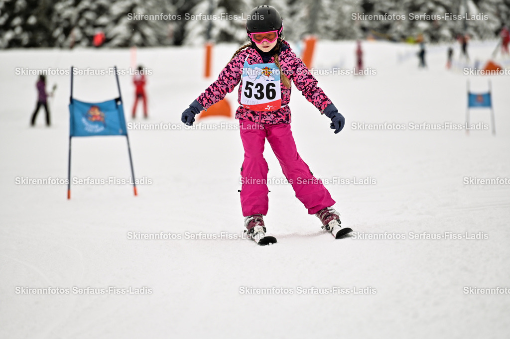 SRF_20.02.2026_0445 | Skirennfotos,Serfaus,Fiss,Ladis,Kinderskirennen,Winter,Tirol,Oberland,skirace,SFL,feelfree,weil wir's genießen,ski,Ski,skifahren,Sonnenplateau, - Realisiert mit Pictrs.com