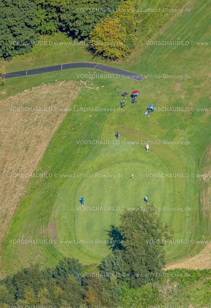 Kierspe250813208 | Luftbild, Golfwiese Golfclub Varmert e.V., Golfspieler auf der Wiese am Loch, Elbringhausen, Kierspe, Sauerland, Nordrhein-Westfalen, Deutschland