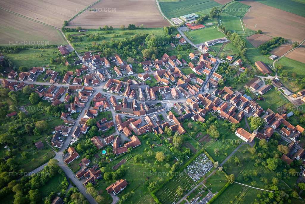Aerial view: Village view in Hunspach in the state Bas-Rhin, France. – Photo: IMG_113979.jpg taken on 05/23/2019 by Werner Riehm/FLY-FOTO.com – Resolution of the original: 5472 x 3648 px