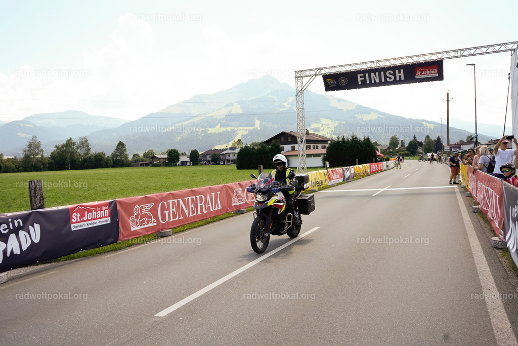 513_20230817_Bewerb_Maenner_Muehlanger | AUT - OESTERREICH, 2023-08-16: SPORT RENNRAD-FAHREN - 55. INTERNATIONALER RADWELTPOKAL IN ST. JOHANN IN TIROL  - Vintage-Radrennen mit WM-Bronze-Medaillen-Siegerin Christina Schweinberger, den Teilnehmer und Alexander Baumann (vom Orginastions-Team) - TAG 2 BEWERB MAENNER IN SECHS GRUPPEN  ; Foto: Roland Muehlanger