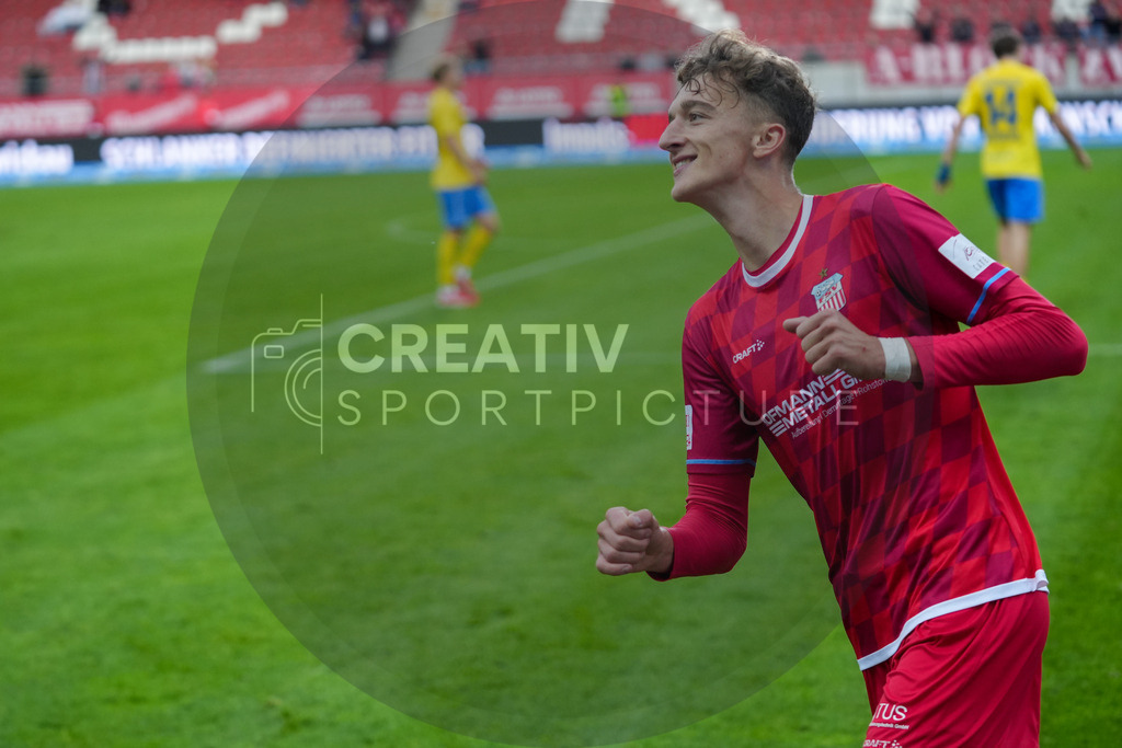 Fußball, Herren, Saison 2025/2026, Regionalliga Nordost, 14. Spieltag, FSV Zwickau vs. FSV 63 Luckenwalde, Samstag 01.11.2025, GGZ-Arena Zwickau | Fußball, Herren, Saison 2025/2026, Regionalliga Nordost, 14. Spieltag, FSV Zwickau vs. FSV 63 Luckenwalde, Samstag 01.11.2025, GGZ-Arena Zwickau, Im Bild: Lukas Eixler (Zwickau) jubelt über das 3:0. - Realisiert mit Pictrs.com