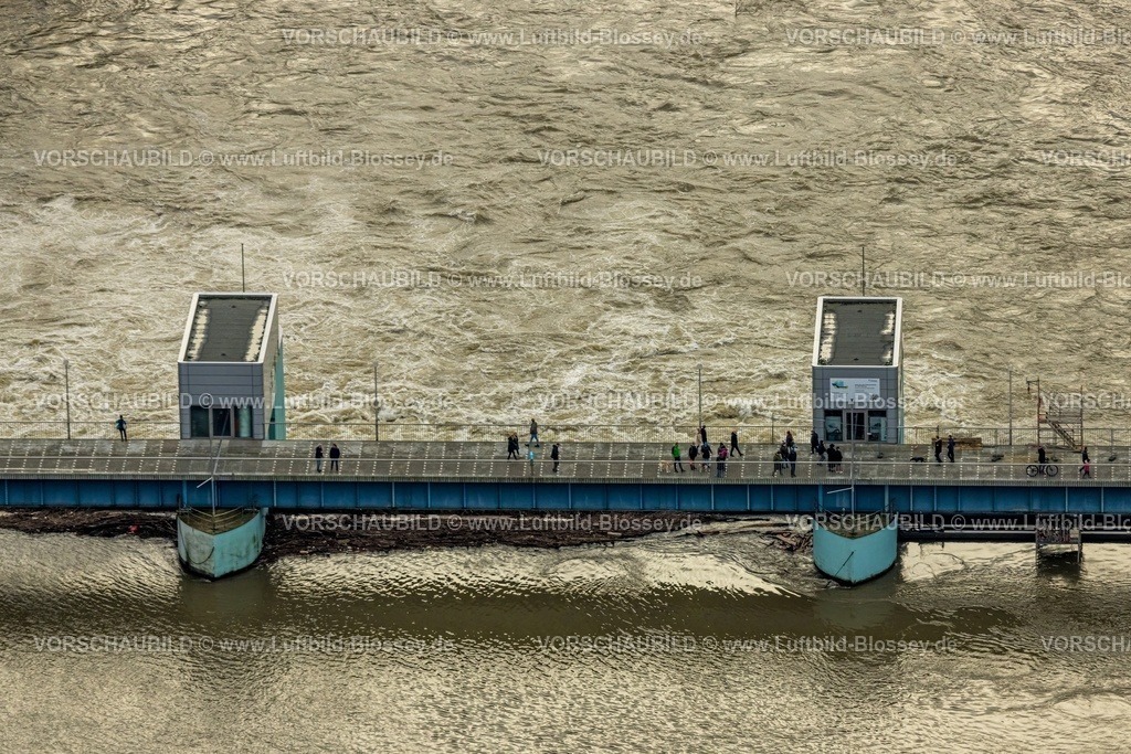 Essen231202747Werden-topaz | Luftbild, Ruhrhochwasser, Weihnachtshochwasser 2023, Fluss Ruhr tritt nach starken Regenfällen über die Ufer, Überschwemmungsgebiet am Baldeneysee Stauwehr, Spaziergänger und Schaulustige, Bredeney, Essen, Ruhrgebiet, Nordrhein-Westfalen, Deutschland