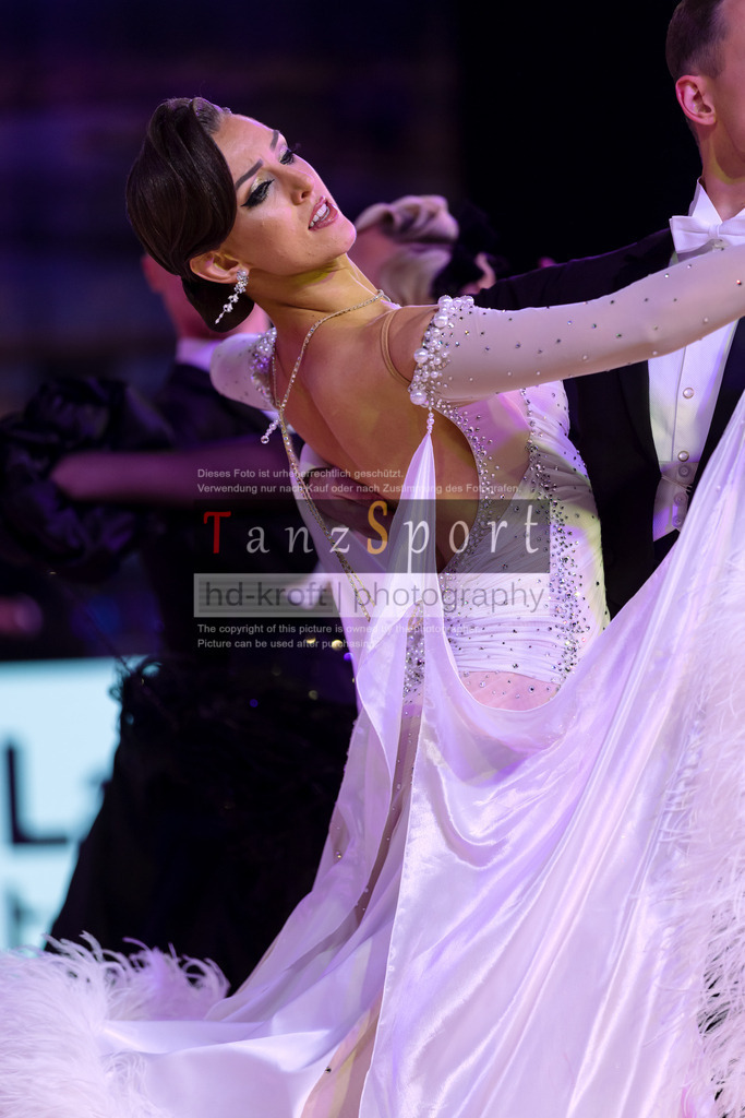 20241215_WDSF_Int_Open_Std-Riga-8779 | Tanzsportbilder, Standardtanz, Lateintanz, WDSF, DTV, LTVB, dancecomp, goc, hessen tanzt, blaues band der spree, walzer, tango, wiener walzer, slowfox, quickstepp, samba, rumba, cha-cha-cha, paso doble. jive, hd-kroft photography, turniertanzsport