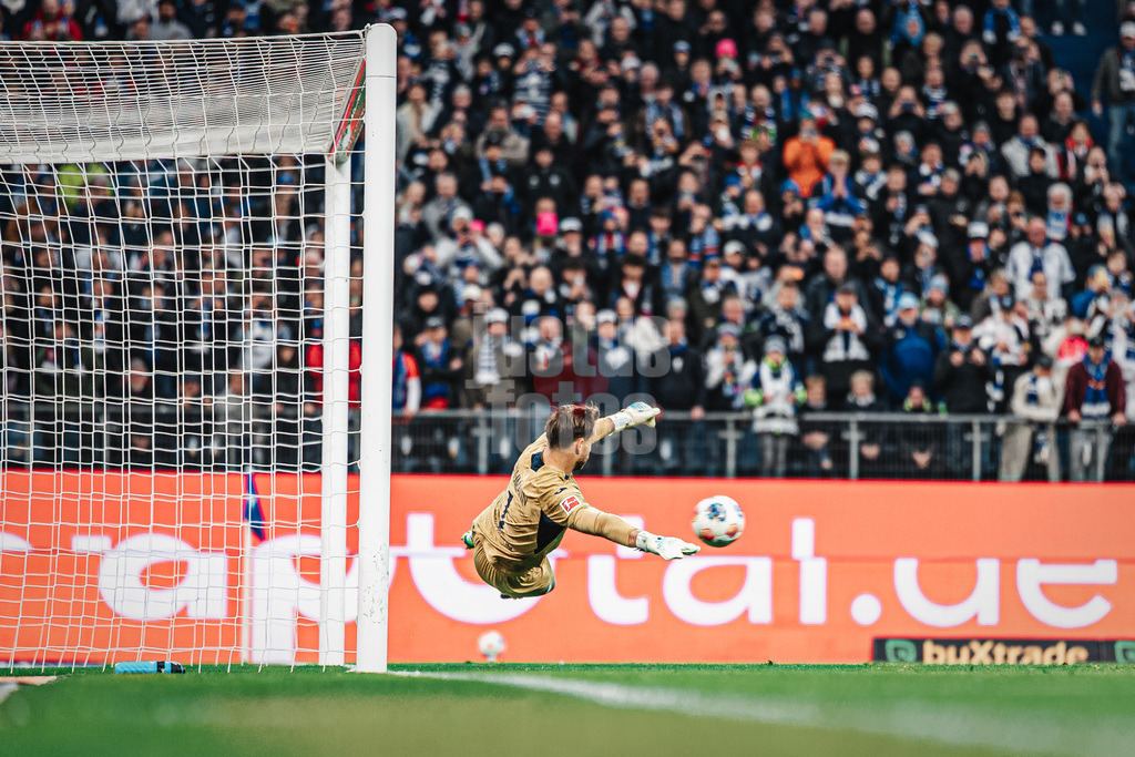 Fußball | Männer | Saison 2025/2026 | 1. Fußball-Bundesliga | 31. Spieltag | Hamburger SV vs. TSG Hoffenheim | 25.04.2026 | Oliver Baumann (#1, TSG Hoffenheim) verpasst den Elfmeter Schuss