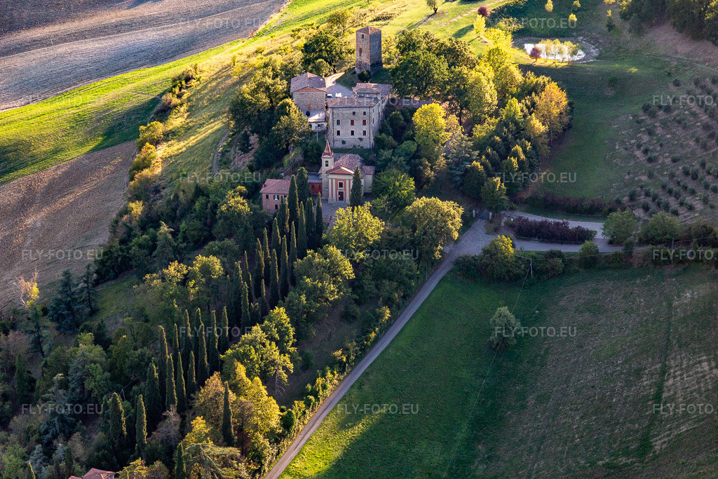 Vue aérienne: Castello di Nirano à le quartier Nirano in Fiorano dans le département Modena, Italie. Photo: IMG_134637.jpg prise le 19/09/2022 par Werner Riehm/FLY-FOTO.eu – Résolution de l'original: 5353 x 3568 px – Il Castello di Nirano - Antico gioiello delle colline modenesi