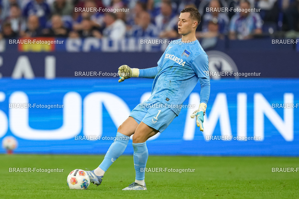 1_S04BER_20250801_2221.JPG -  - FC Schalke 04 - Hertha BSC Berlin - 2. Bundesliga | Gelsenkirchen, Deutschland, 01.08.25: Torwart Tjark Ernst (Hertha BSC Berlin) in Aktion, am Ball, Einzelaktion waehrend des Spiels der 2. Bundesliga zwischen FC Schalke 04 - Hertha BSC Berlin in der Veltins-Arena am 01. August 2025 in Gelsenkirchen, Deutschland. (Foto von Stefan Brauer/Brauer-Fotoagentur)DFB/DFL REGULATIONS PROHIBIT ANY USE OF PHOTOGRAPHS AS IMAGE SEQUENCES AND/OR QUASI-VIDEO.