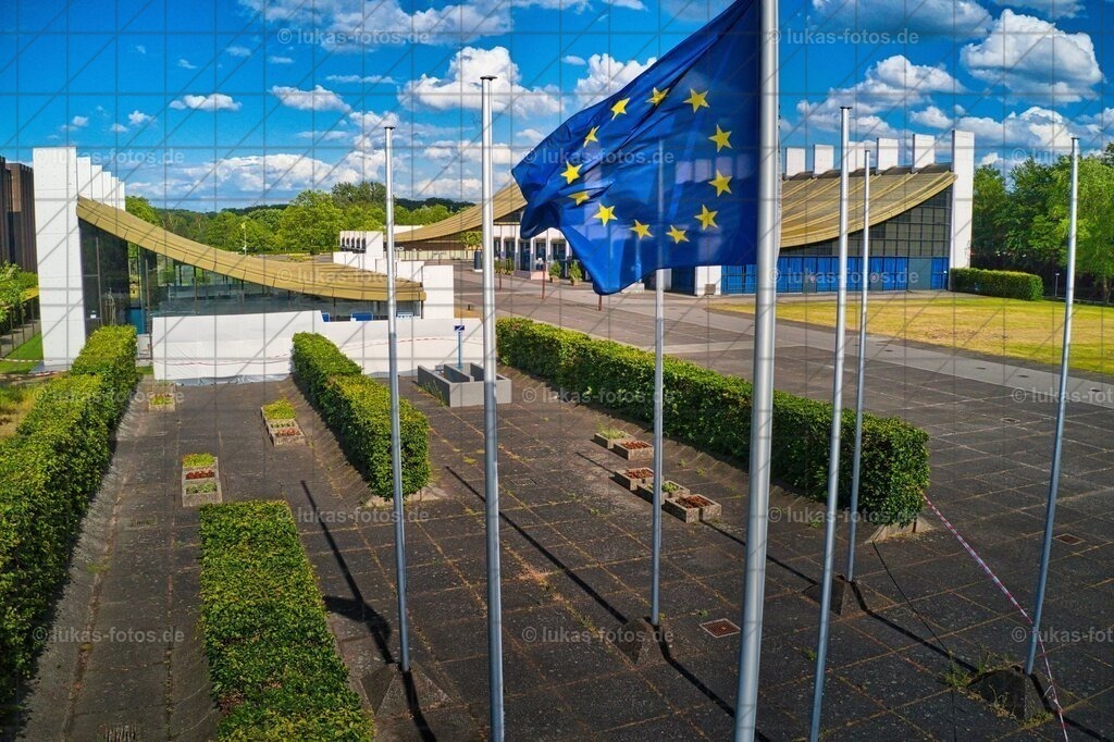 2020-06 LUFT Rathaus Europahalle Fahne EU Flagge Foto Lukas 1 | Luftbilder Castrop-Rauxel und Fotos vom VfL Bochum kaufen im Webshop der Bilder von Jens Lukas: lukas-fotos - Realisiert mit Pictrs.com