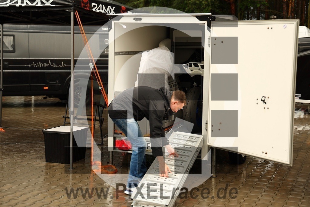 social-20240604_33458 | Schöne Erinnerungen an spannende Momente - das festzuhalten ist unser Job. PIXELrace.de ist seit 2003 auf den Rennstrecken Europas unterwegs um die Action draußen beim Fahren und die wunderbare Stimmung imm Fahrerlager für euch einzufangen.