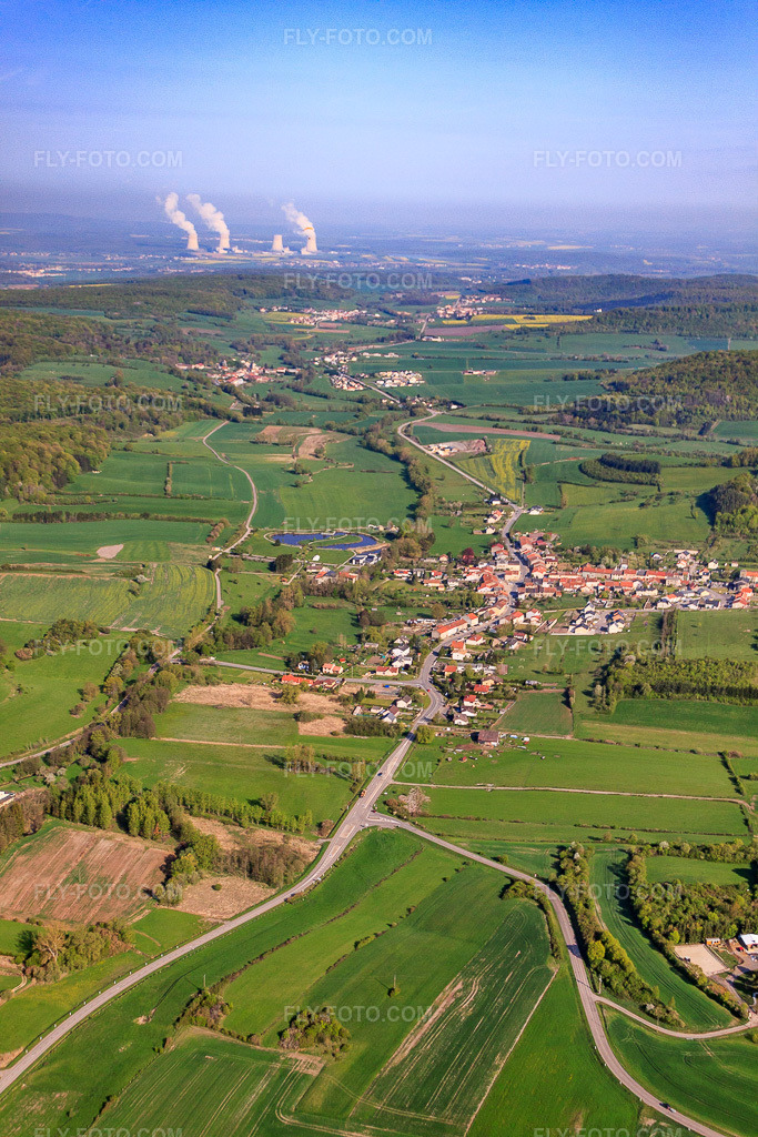 Aerial view: View of the town from the south in Büdingen in the state Moselle, France. – Photo: IMG_39688.jpg taken on 04/16/2011 by Werner Riehm/FLY-FOTO.com – Resolution of the original: 3168 x 4752 px