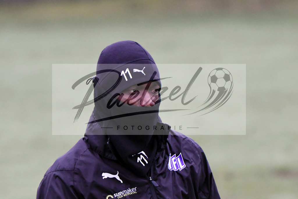 20200125_TRAOSN_0024 | Fußball, Herren: Assan Ceesay (VfL Osnabrück) schaut beim Training des VfL Osnabrück am 25.01.2020 im Sportpark Illoshöhe in Osnabrück, Deutschland.(Foto von Nico Paetzel) - Realisiert mit Pictrs.com