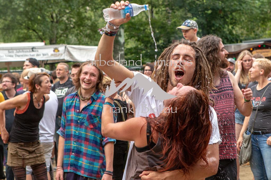 09062018-fb-0909 | Rock the Hill Festival 2018

Bild: nach dem verregneten Freitag gab es am Samstag Wasser aus Flaschen...