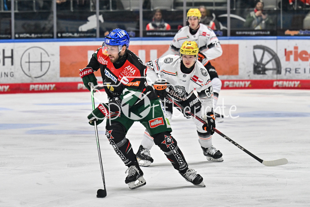 Augsburger Panther - Löwen Frankfurt  | Im Duell Luca TOSTO (Augsburger Panther #77) und Markus SCHWEIGER (Löwen Frankfurt #64) / Zweikampf / DEL: Augsburger Panther - Loewen Frankfurt, Curt Frenzel Stadion am 12.01.2025