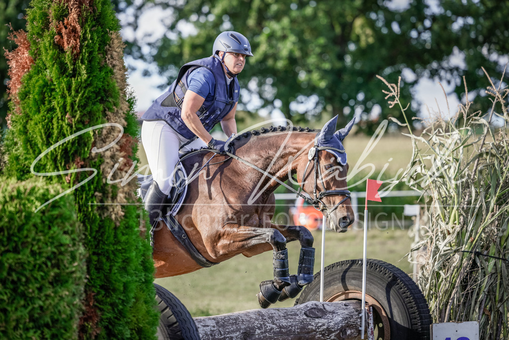 20250906-_3LI7670 | Tierfotografie Pferde, Hunde, Katzen, Haustiere.
Turnierfotografie Reitturniere, Reiten, Springreiten, Dressur in Hanau, dem Main-Kinzig-Kreis und dem Rhein-Main- Gebiet um Frankfurt