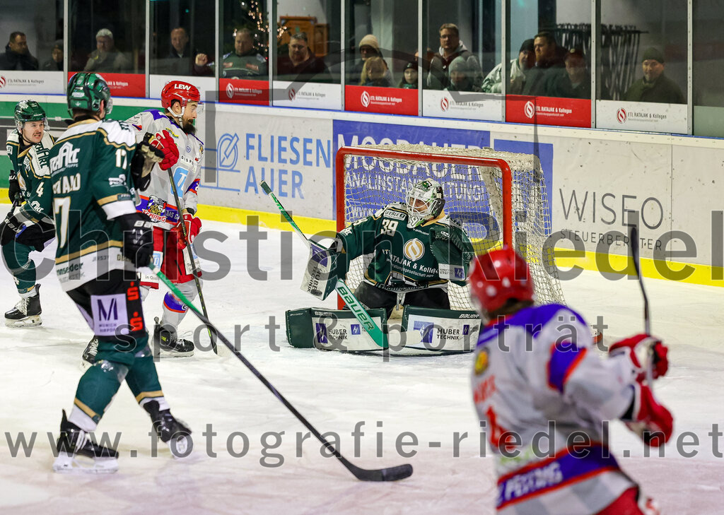 2025-11-30_086_TSV_Erding_gegen_EC_Peiting | Erding, Deutschland, 30.11.2025:Eishockey, Oberliga Süd 2025 / 2026, 22. Spieltag, TSV Erding gegen EC Peiting, Endergebnis: 5:1Elia Ostwald (Erding Gladiators, #17), Torwart Leon Meder (Erding Gladiators, #39), Simon Mayr (EC Peiting, #4)Foto: Christian Riedel / fotografie-riedel.net