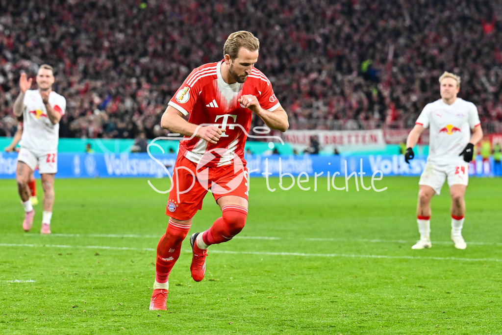 FC Bayern München - RB Leipzig | MUNICH, GERMANY - 11. FEBRUARY: Jubel der Bayern nach dem Treffer zum 1-0 durch Harry KANE (FC Bayern Munich 9) / Tor / Torschuetze / Freude / Happy während dem Spiel zwischen dem FC Bayern München und RB Leipzig beim Viertelfinale des DFB-Pokales in der Allianz Arena