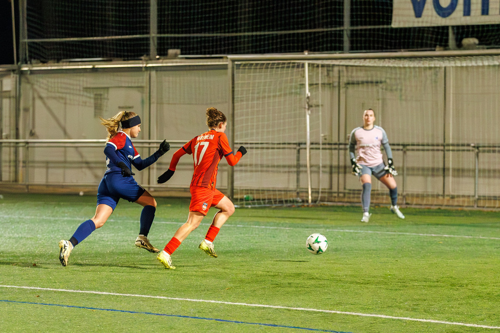 FCHFCE_251121_3526 | 1.FC Heidenheim 1846 II vs. FC Ellwangen II, Fußball, Frauen, Bezirksliga, 2025/2026, 10. Spieltag, 22.11.2025 in Heidenheim, Kunstrasen b. Voith-Arena West, Flutlichtspiel(Foto: Michael Bulling) - Realisiert mit Pictrs.com