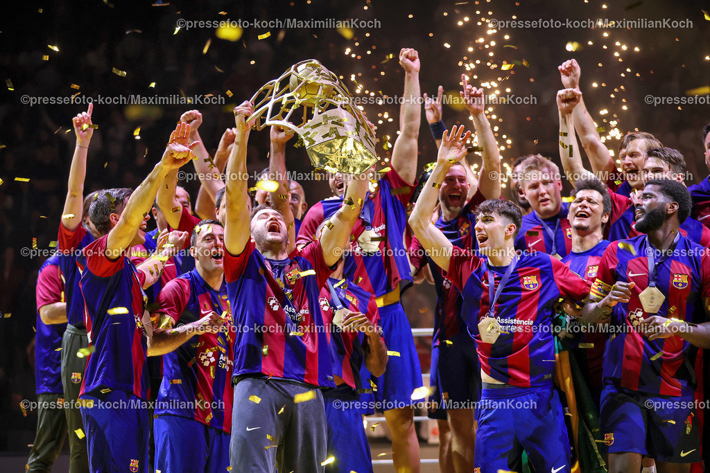 KoeEHF09062402065 | 09.06.2024, Köln, Handball, TruckScout24 EHF FINAL4, Machineseeker Champions League Men, Lanxess-Arena, Finale, Aalborg Handbold - FC Barcelona: Der FC Barcelona gewinnt mit 31:30. Siegerehrung Sieger Meister Meisterfeier Siegerehrungspodest Freude Jubel Jubelnd.