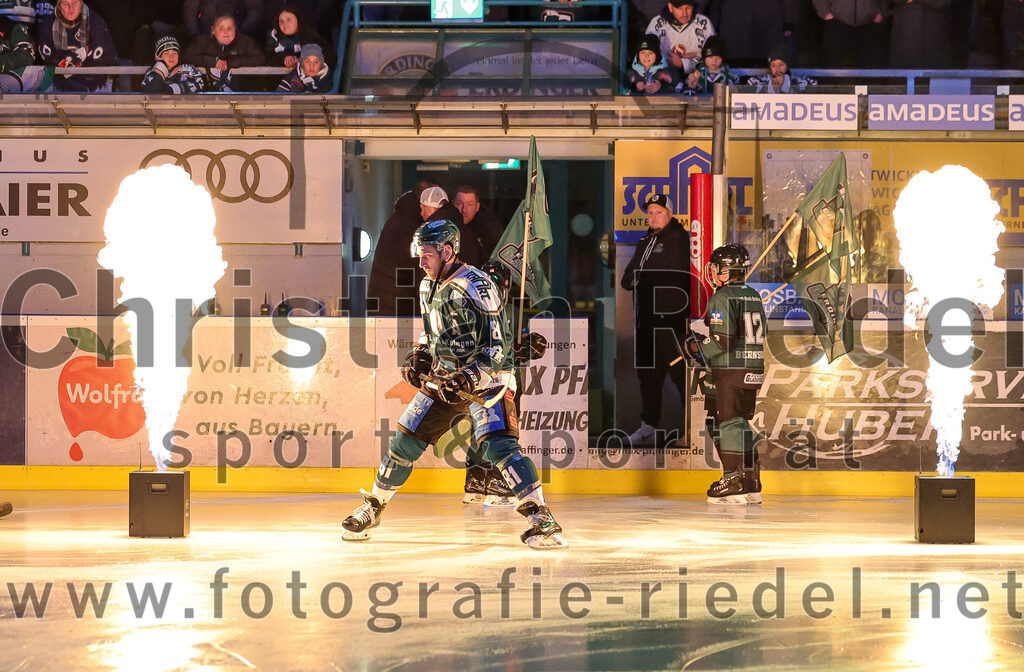 2025-12-23_026_TSV_Erding_gegen_Heilbronner_Falken | Erding, Deutschland, 23.12.2025:Eishockey, Oberliga Süd 2025 / 2026, 29. Spieltag, TSV Erding gegen Heilbronner Falken, Endergebnis: 5:4Maximilian Forster (Erding Gladiators, #81)Foto: Christian Riedel / fotografie-riedel.net