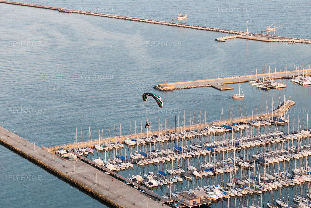 Vue aérienne: Vue de la ville à Porto Corsini dans le département Émilie-Romagne, Italie. Photo: IMG_098525.jpg prise le 05/04/2017 par Werner Riehm/FLY-FOTO.eu – Résolution de l'original: 5472 x 3648 px