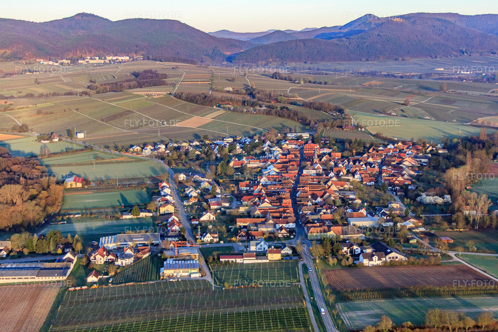Luftbild: Ortsansicht von Osten im Ortsteil Heuchelheim in Heuchelheim-Klingen im Bundesland Rheinland-Pfalz in Deutschland. Foto: IMG_63098.jpg vom 20.03.2014 durch Werner Riehm/FLY-FOTO.deAuflösung des Originals: 4539 x 3026 px