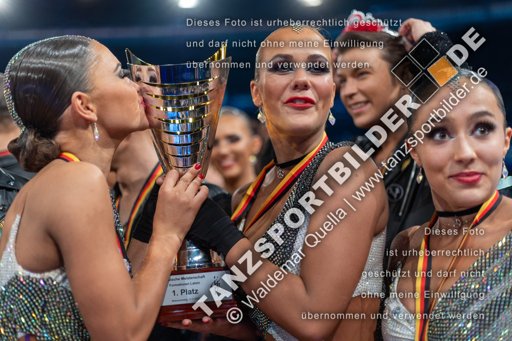 20231111-07406 | Hier finden Sie Tanz Bilder vom Latein und Standard Formationen tanzen. Sportbilder vom Tanzsport. Schöne Fotos und von Weltmeisterschaft, Europameisterschaft, Bundesliga, Regionalliga, Oberliga und Landesliga sowie von GOC Stuttgart, DanceComp, WM Bremen