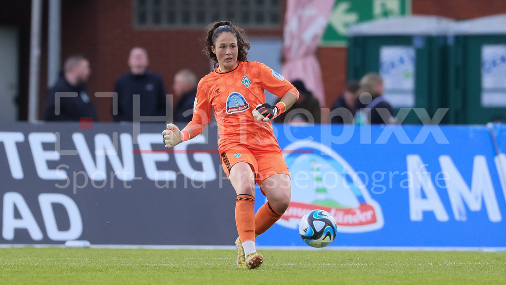 Fussball, Google Pixel Frauen-Bundesliga, SV Werder Bremen - MSV Duisburg | v.li.: Livia Peng (Torhüterin, Torwart, SV Werder Bremen, 1) am Ball, Freisteller, Einzelbild, Ganzkörper, Aktion, Action, Spielszene, DIE DFB-RICHTLINIEN UNTERSAGEN JEGLICHE NUTZUNG VON FOTOS ALS SEQUENZBILDER UND/ODER VIDEOÄHNLICHE FOTOSTRECKEN. DFB REGULATIONS PROHIBIT ANY USE OF PHOTOGRAPHS AS IMAGE SEQUENCES AND/OR QUASI-VIDEO.