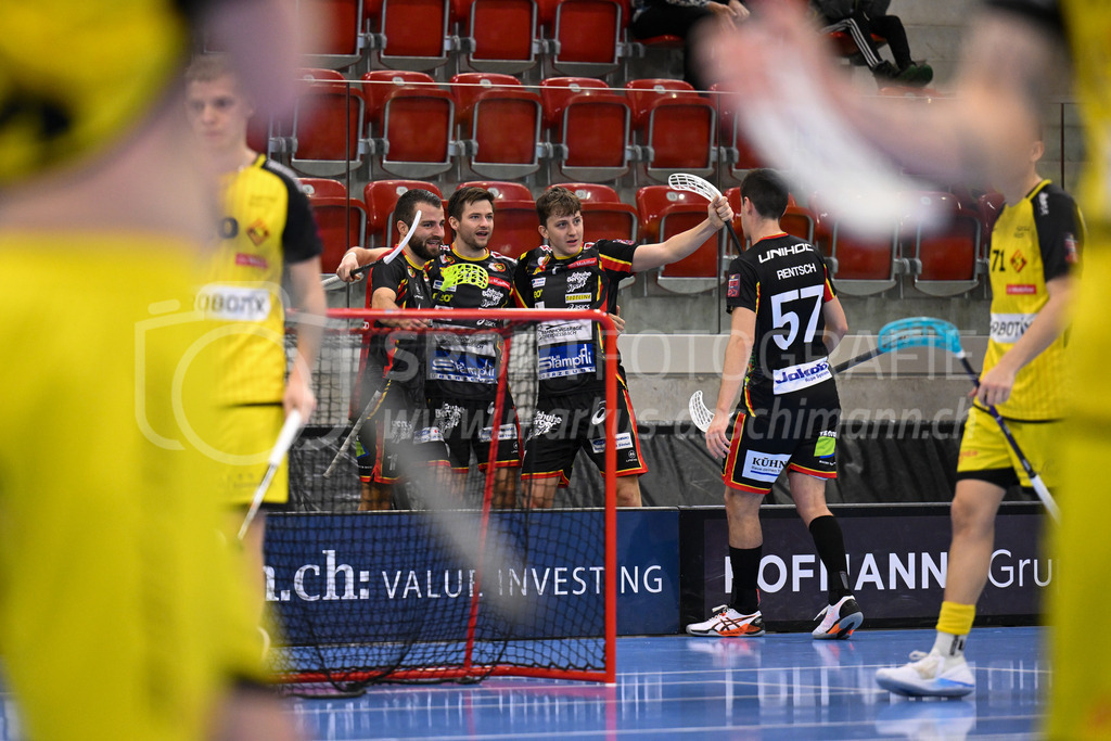 HC Rychenberg vs Tigers Langnau - 11. Dezember 2022 | HC Rychenberg vs Tigers Langnau
AXA Arena, Winterthur
Kevin Kropf (#10 Tigers Langnau) erzielt den Siegtreffer zum 6:7.
Bild: Sportfotografie Markus Aeschimann | www.markus-aeschimann.ch - Realisiert mit Pictrs.com