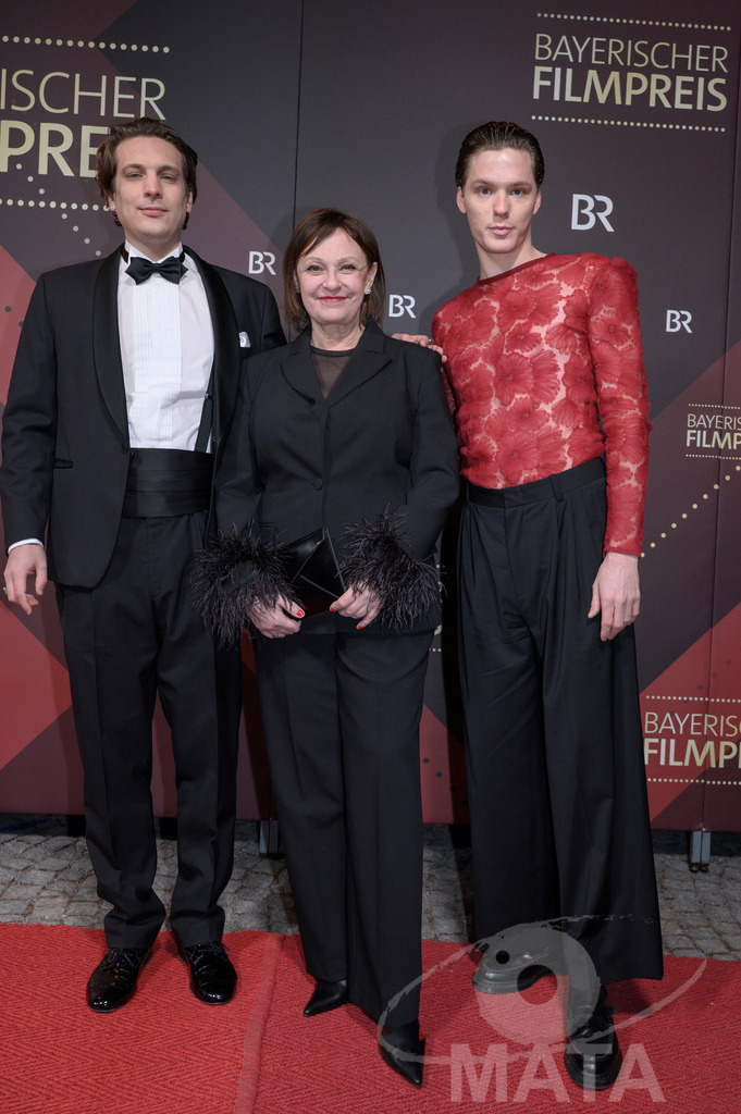_DWI4696 | Lukas Röder, Til Schindler und Heike Hanold-Lynch bei der Verleihung des 47. Bayerischen Filmpreises 2026  im Prinzregententheater. München, Deutschland. Der Bayerische Filmpreis wird seit 1979 von der Bayerischen Staatsregierung verliehen, um die Bedeutung des Kinofilms als Kulturgut herauszustellen - Realisiert mit Pictrs.com