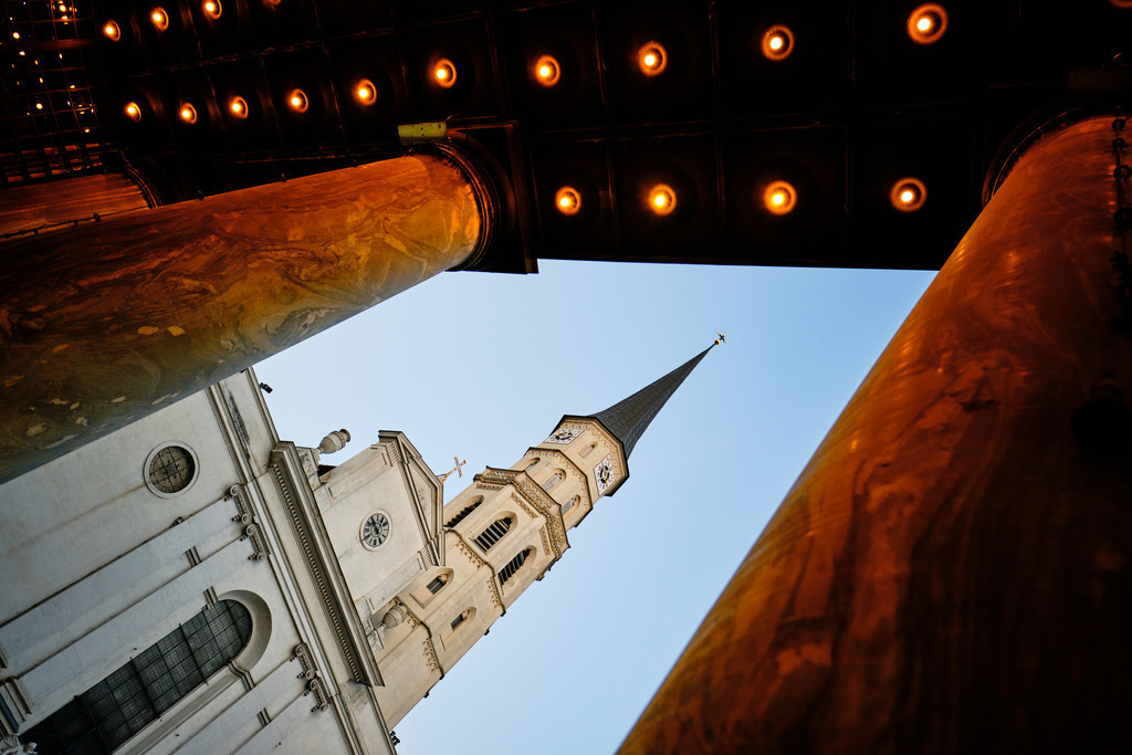 Blick auf die Michaelerkirche durch das Looshaus | Wien, Austria - June 14, 2019: Blick auf die Michaelerkirche durch das Looshaus. - Realisiert mit Pictrs.com