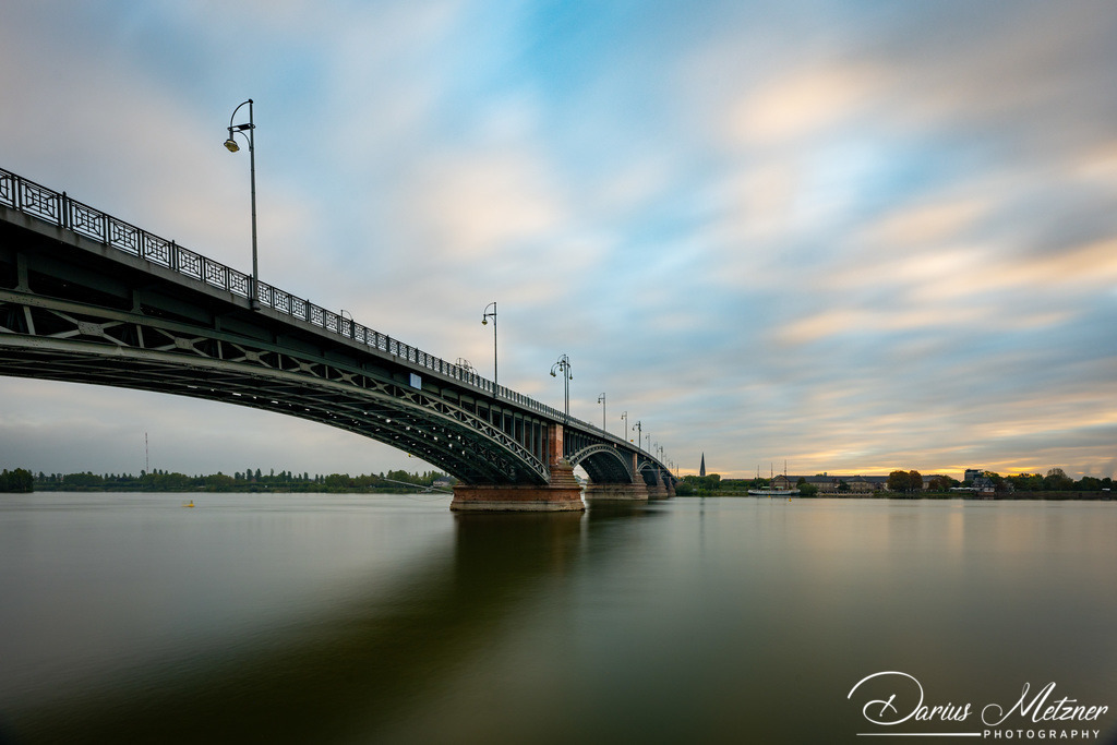 Theodor-Heuss-Brücke in Mainz | Die Theodor-Heuss-Brücke verbindet über den Rhein die Landeshauptstadt Mainz mit dem Ortsbezirk Mainz-Kastel von Wiesbaden. 