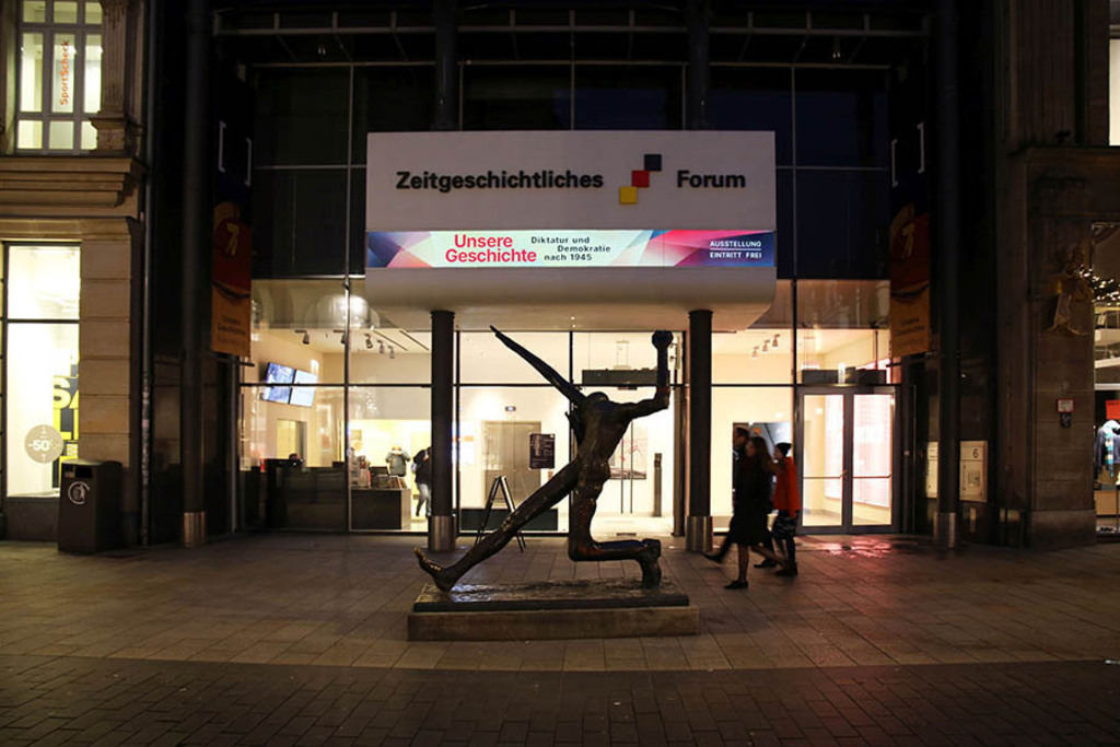 Zeitgeschichtliches Forum Leipzig | Das Team hinter BILDLEXIKON LEIPZIG bündelt historische wie aktuelle Informationen über die Stadt Leipzig in Text und Bild auf einer Plattform und stellt diese der interessierten Öffentlichkeit zur Verfügung.
