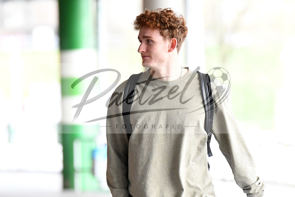 20200318_TRASVW_0069 | Fussball, Herren: Joshua Sargent (Werder Bremen)&nbsp; schaut auf dem Weg zum Leistungstest im wohninvest Weserstadion am 18.03.2020 in Bremen, Deutschland. - Realisiert mit Pictrs.com