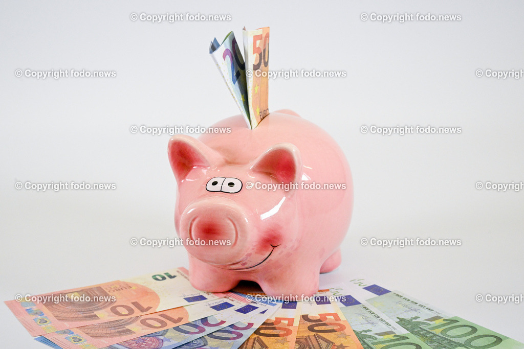 Sparschwein Feature_ 18.04.2023-2 | 18.04.2023, Linz, AUT, Sparschwein, im Bild Sparschwein, Schwein, sparen, Geld, Euroscheine, Themenbild


