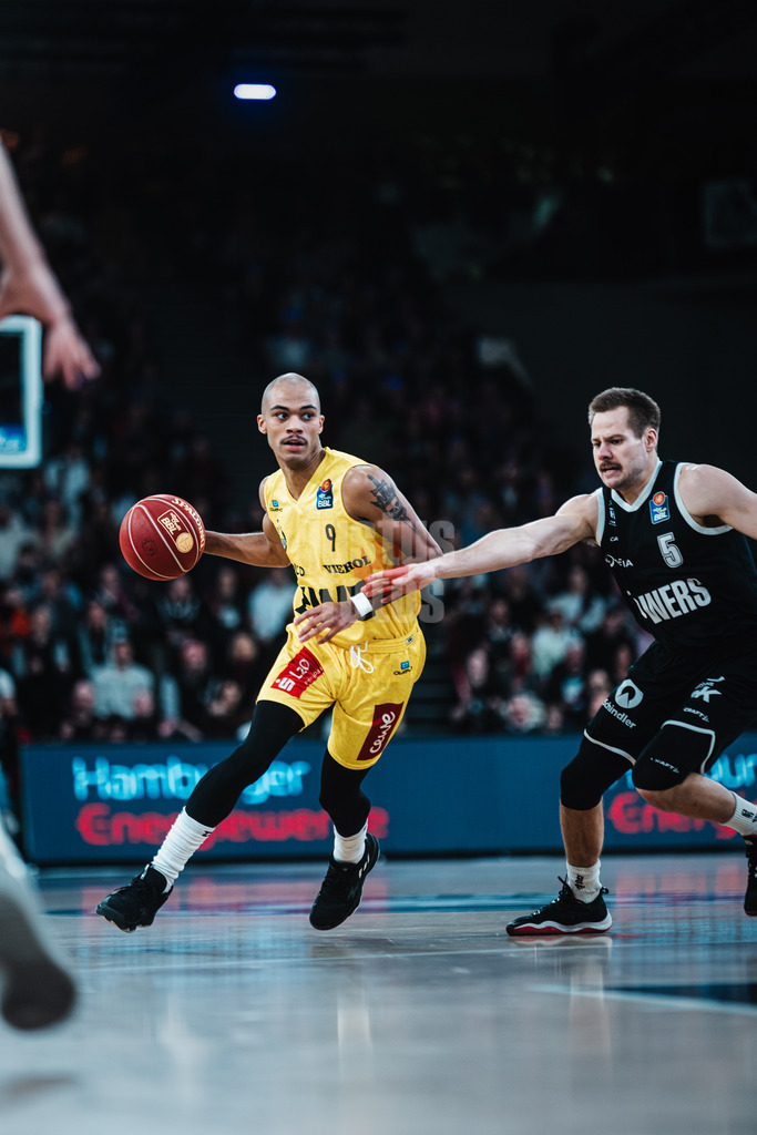 Basketball | Männer | Saison 2023/2024 | easyCredit Basketball Bundesliga | Veolia Towers Hamburg vs. EWE Baskets Oldenburg | 20.01.2024 | Geno Crandall (#9, EWE Baskets Oldenburg) gegen Nico Brauner (#5, Veolia Towers Hamburg)