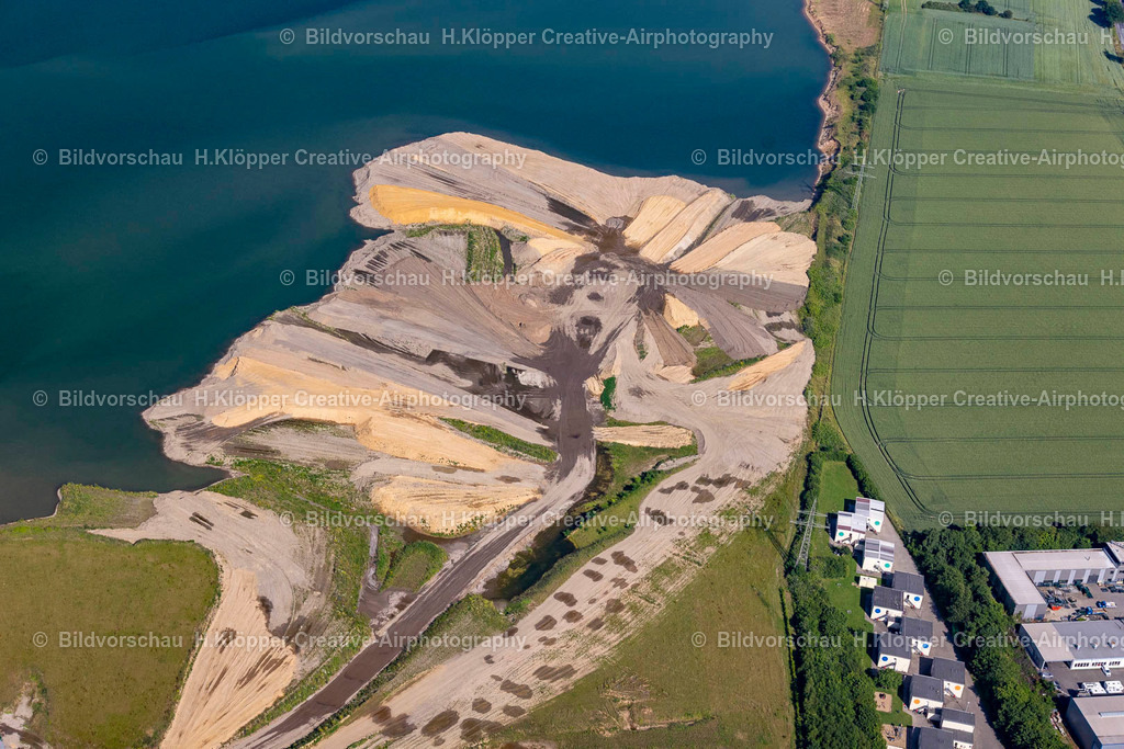 Luftbild Kamp-Lintfort-4790 | Luftbildfotografie See- Ufer und Abraum- Flächen des Baggersee und Kies- Tagebau an der Friedrichstraße in Kamp-Lintfort im Ruhrgebiet im Bundesland Nordrhein-Westfalen, Deutschland - Realisiert mit Pictrs.com